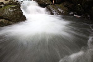 迫る水流：当社代表岩本が撮影した写真です